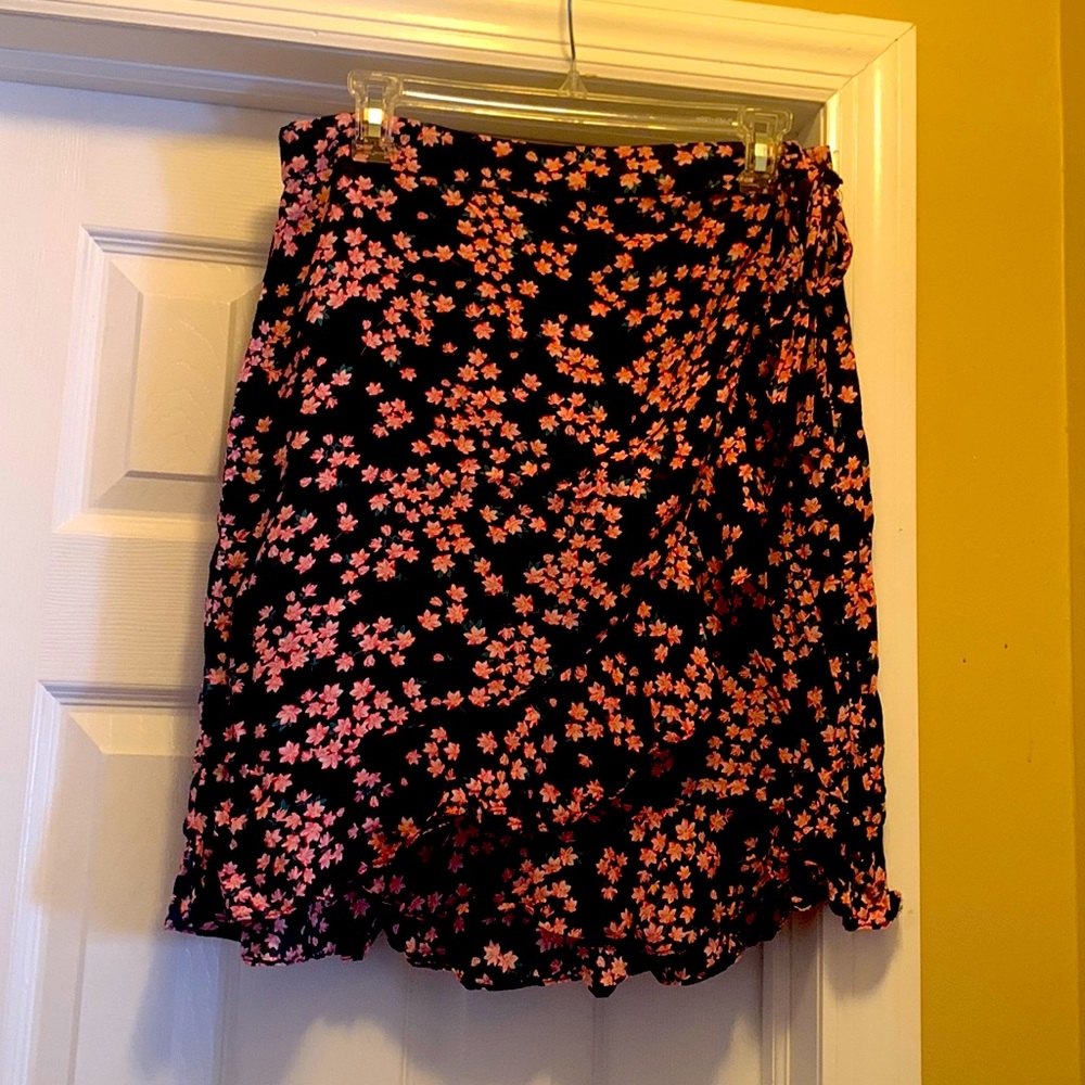 Gently used, DRAPER JAMES RSVP Blue Flowered Skirt 🌷💙🩷